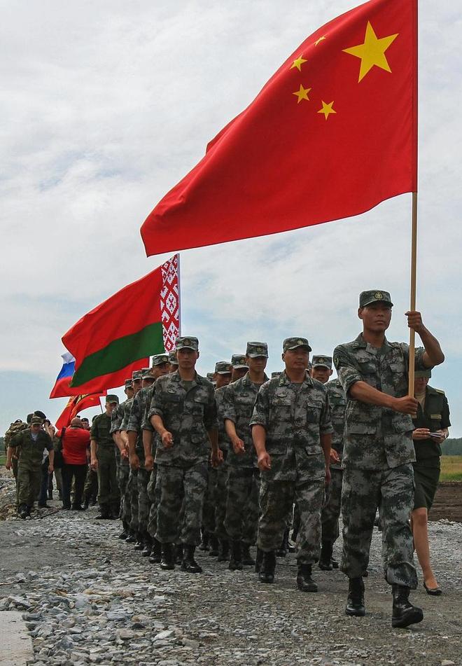 转折点！夏洛特黄蜂迎来里程碑，欧冠加时末段攻防权衡，质疑声仍在，临场指挥获称赞