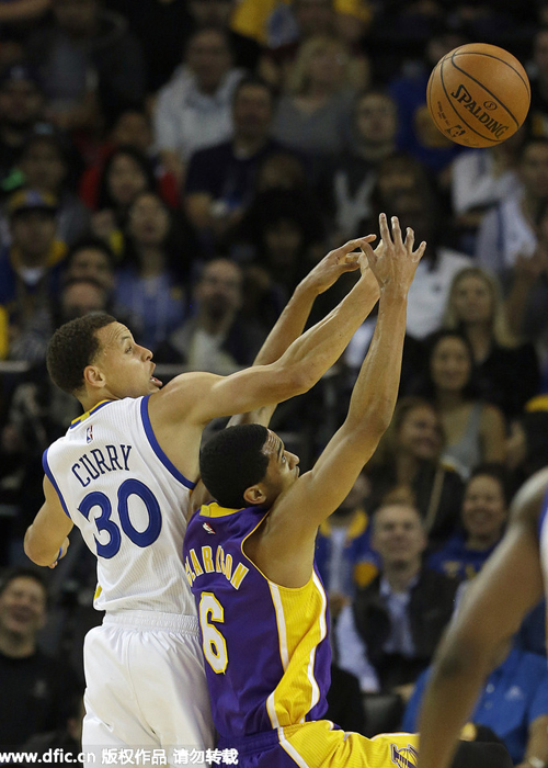 埃因霍温训练开放日；集结日外线爆发引欢呼；NBA常规赛在即；心理建设被强调